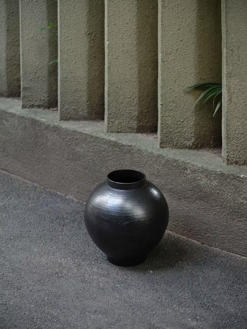 满 Man Vase No.1 by OPEN OBJECT (DISPLAY)